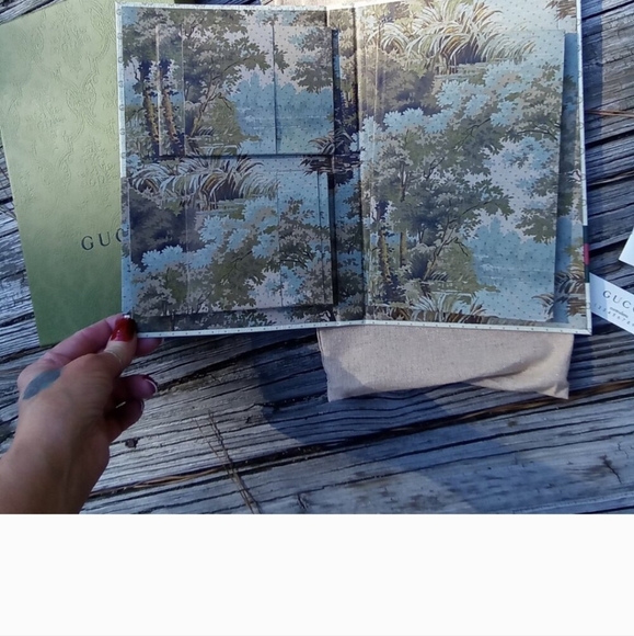 Gucci Boxed NEW Stationary with hardcover notebook 10cards 110 envelopes - Picture 2 of 3